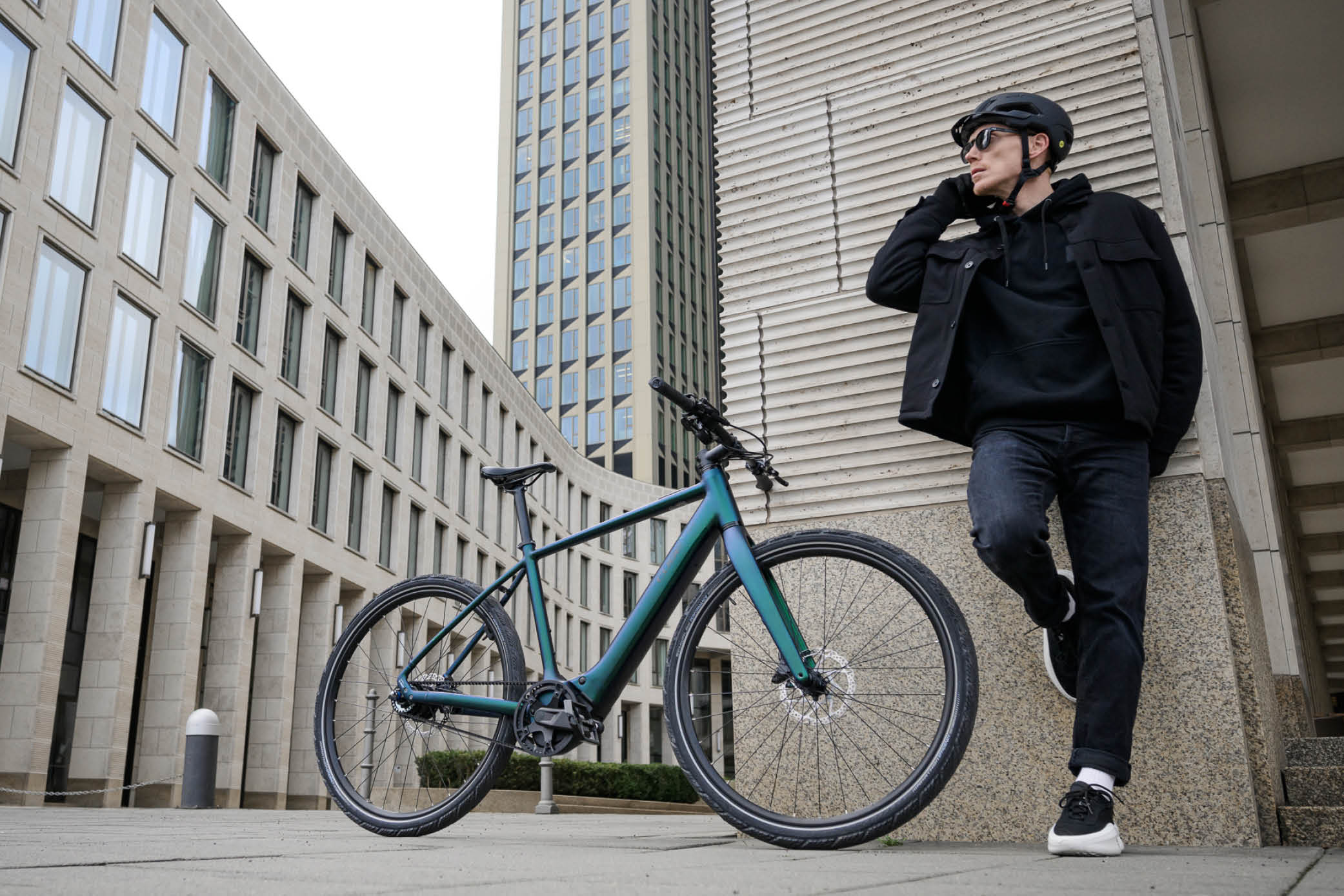 Ein Mann und eine Frau Fahrrad fröhlich mit einem Fahrrad, welches Sie mittels Arbeitgeber Fahrradleasing erhalten haben.